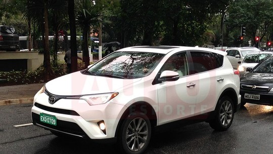 Flagramos o Toyota RAV4 na versão 2.5 com tração 4X4
