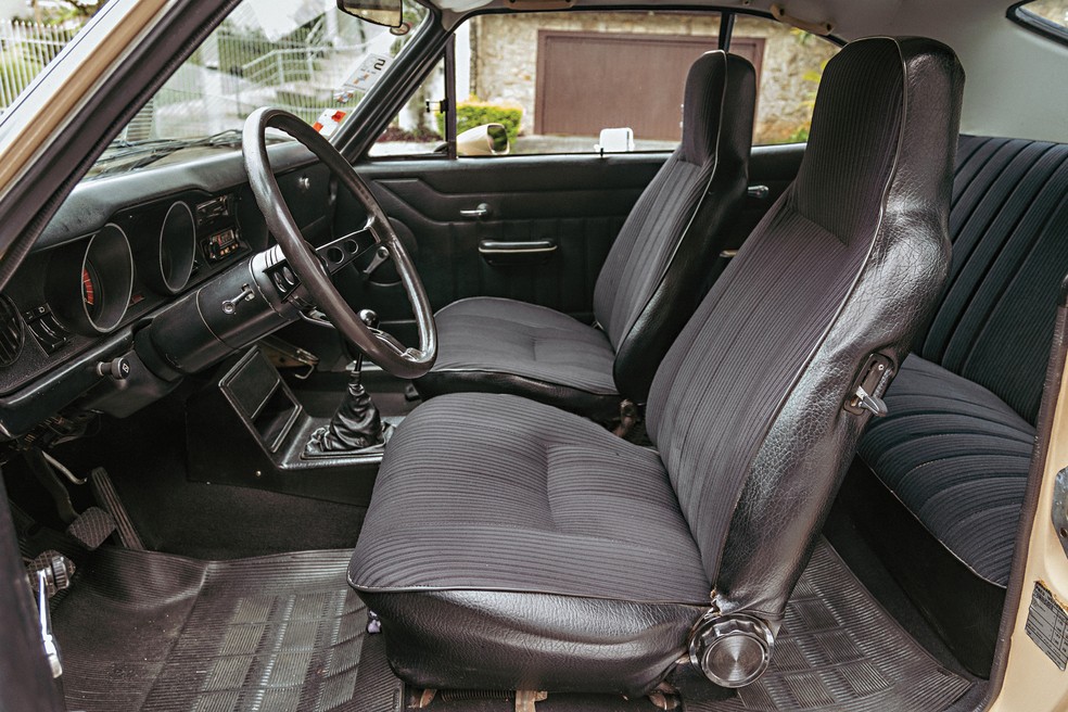 Cabine do Chevrolet Opala SS era apertada por conta da queda acentuada na traseira — Foto: Renato Durães/Auto News Brasil