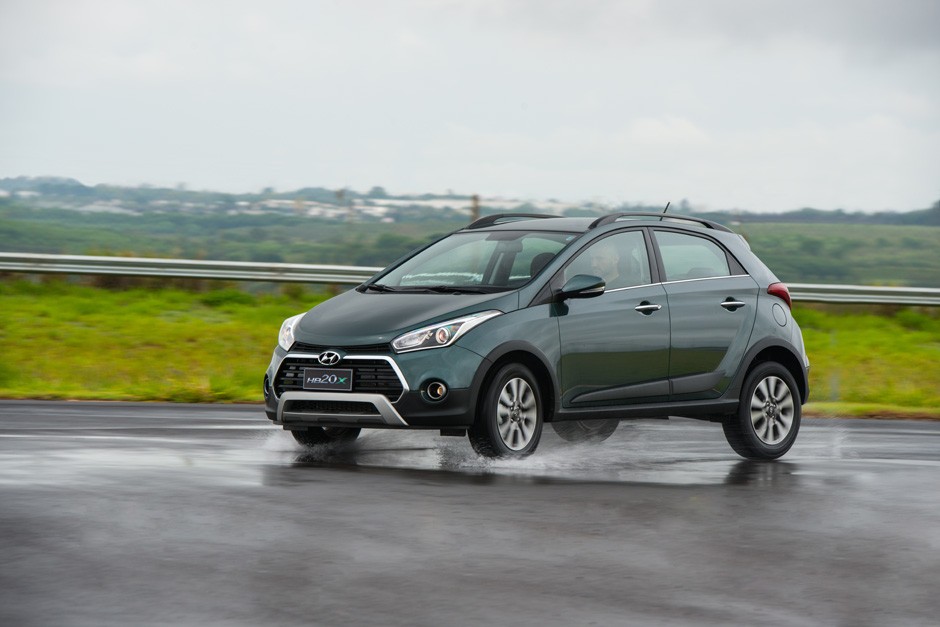 Hyundai HB20X 2016 em pista molhada