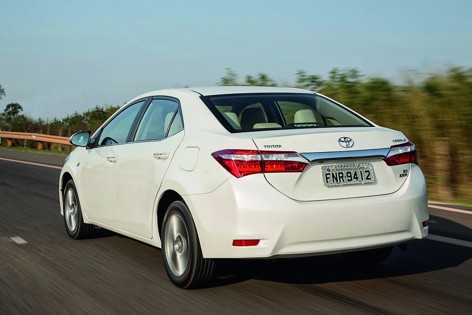 Corolla ainda é um carro atraente com suas proporções de Camry, mas um facelift vem em 2017
