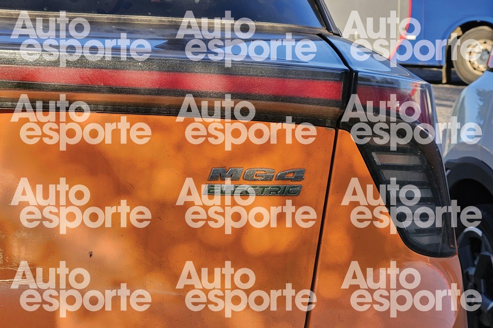 Insígnia na tampa do porta-malas expõe qual versão a MG está testando — Foto: Leonardo Felix/Auto News Brasil