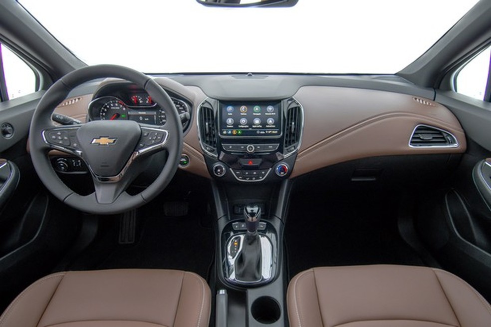 O interior mistura tons de marrom e preto (Foto: Divulgação/GM) — Foto: Auto Esporte