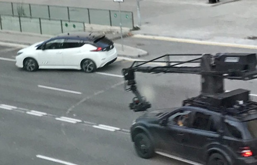 Modelo estava acompanhado de um Mercedes-Benz ML usado nas filmagens (Foto: Reprodução/TV2) — Foto: Auto Esporte