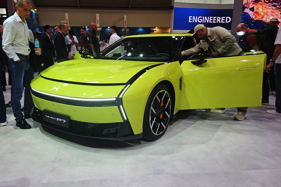xPeng P7 no IAA 2025: sedã elétrico mede 5,02 metros de comprimento e vem com chips de IA — Foto: Leonardo Felix/Auto News Brasil