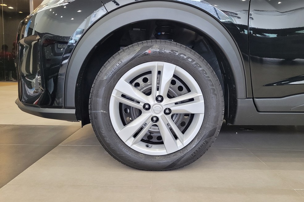 AS rodas do Nissan Kicks Play Active Plus 2026 não escondem sua proposta de baixo custo — Foto: Lucas Cardoso/Auto News Brasil