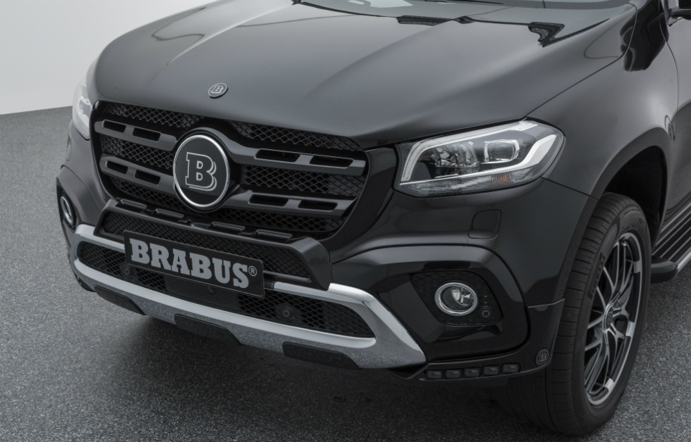 A dianteira da Mercedes Classe X ganhou logo da Brabus, detalhe metalizado e faróis de LED no para-choque