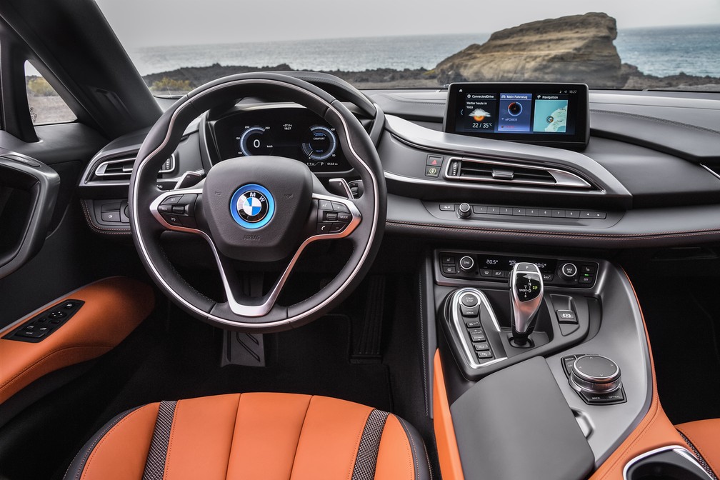 i8 tem interior com linhas futuristas e mostradores 100% digitais — Foto: Divulgação/BMW