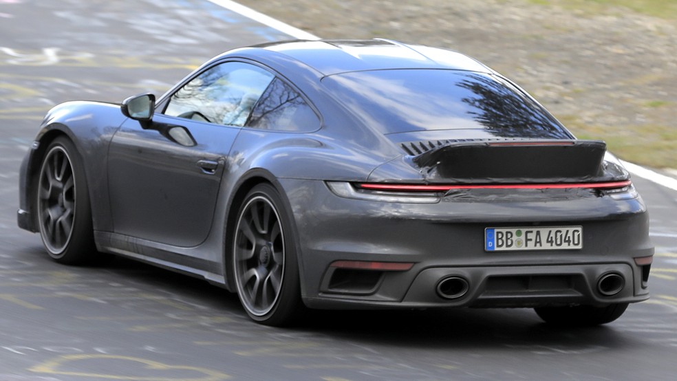 O aerofólio fixo "cauda de pato" é uma marca das primeiras gerações do 911 — Foto: Automedia