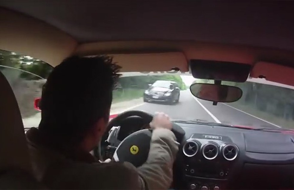 Brasileiro quase bate Ferrari em test-drive na Itália (Foto: Reprodução) — Foto: Auto Esporte