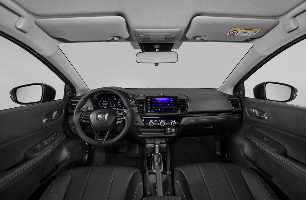Honda City hatch é completo na versão Touring; há ar-condicionado digital e quadro de instrumentos com tela de 7 polegadas — Foto: Divulgação