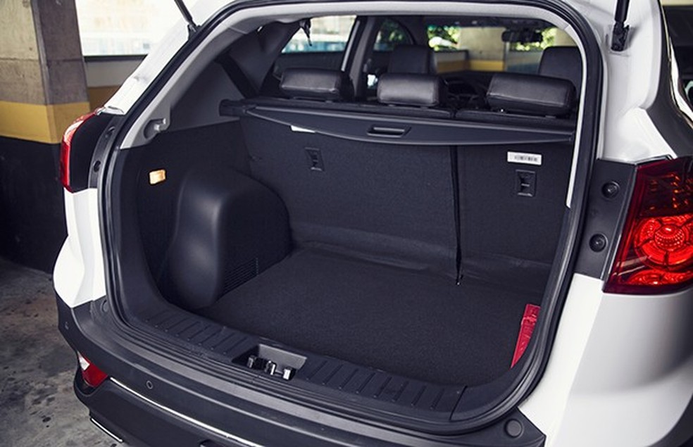 Porta-malas do T5 tem bom volume e acesso facilitado pela base baixa (Foto: Fabio Aro/Auto News Brasil) — Foto: Auto Esporte