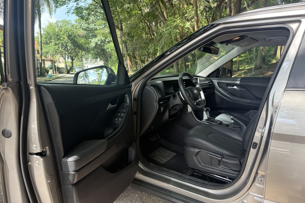 Com as portas abertas, é possível sentir a vibração do motor de 3 cilindros do Creta — Foto: Júlia Maria Toledo/Auto News Brasil