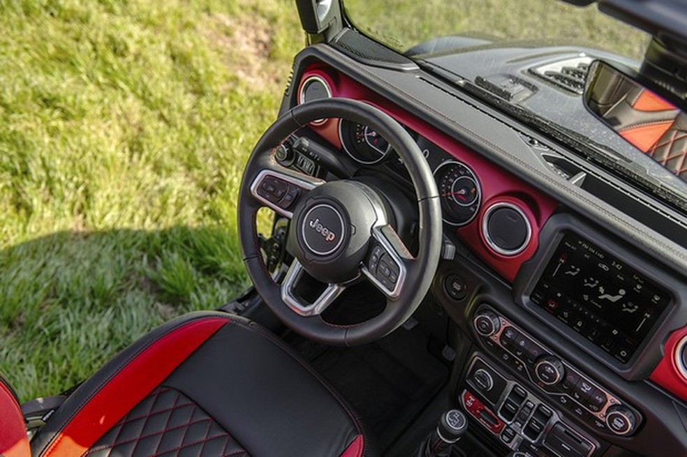 O interior em couro é estampado em vermelho com o nome MAXIMUS (Foto: Divulgação) — Foto: Auto Esporte