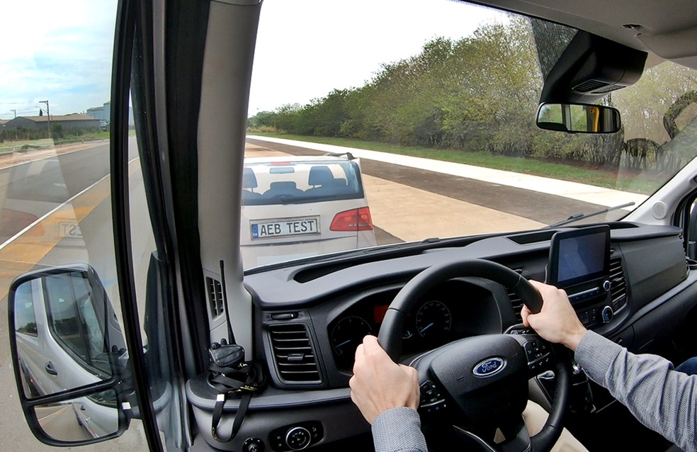 Ford Transit 2022 freia sozinho e para totalmente a uma velocidade de até 30 km/h — Foto: Divulgação 