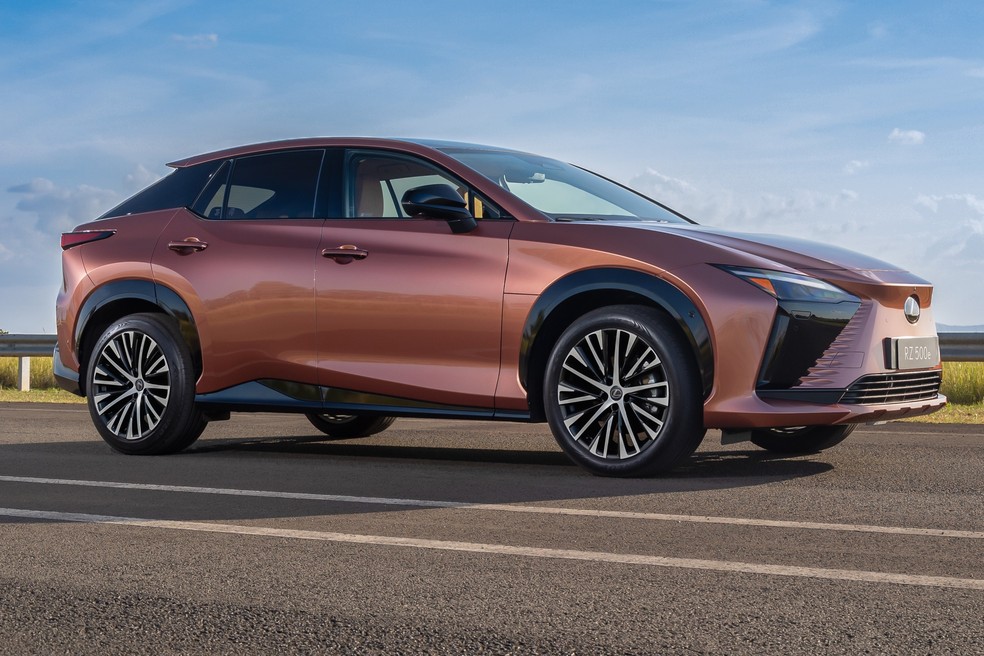 Lexus RZ 500e tem 2,85 m de entre-eixos  — Foto: Divulgação/Lexus