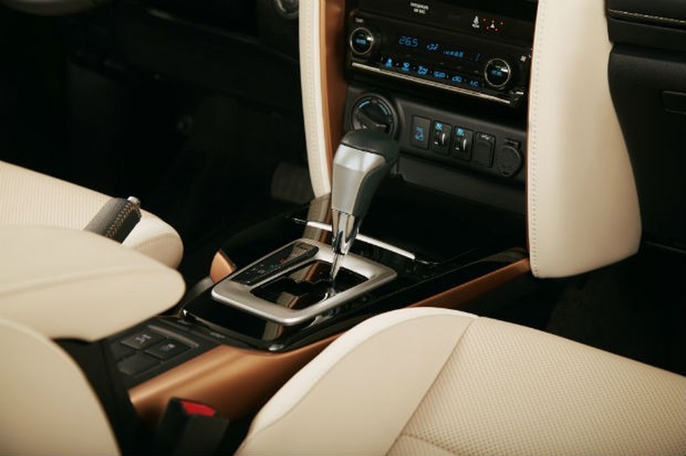 Nova versão ganha console central nas cores bege e bronze (Foto: Divulgação) — Foto: Auto Esporte