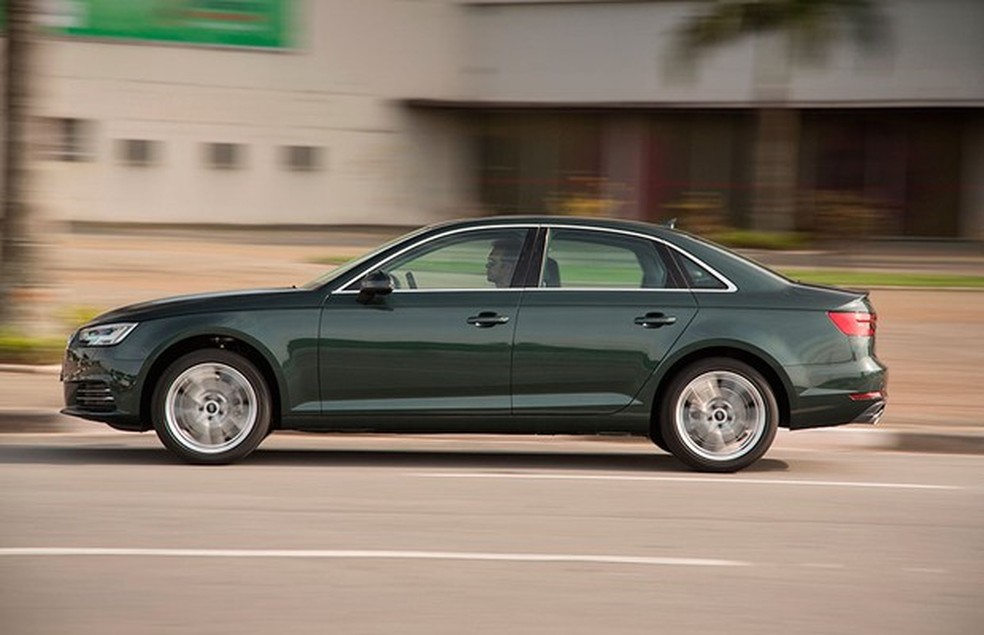 Audi A4 em movimento lateral (Foto: Fabio Aro / Auto News Brasil) — Foto: Auto Esporte
