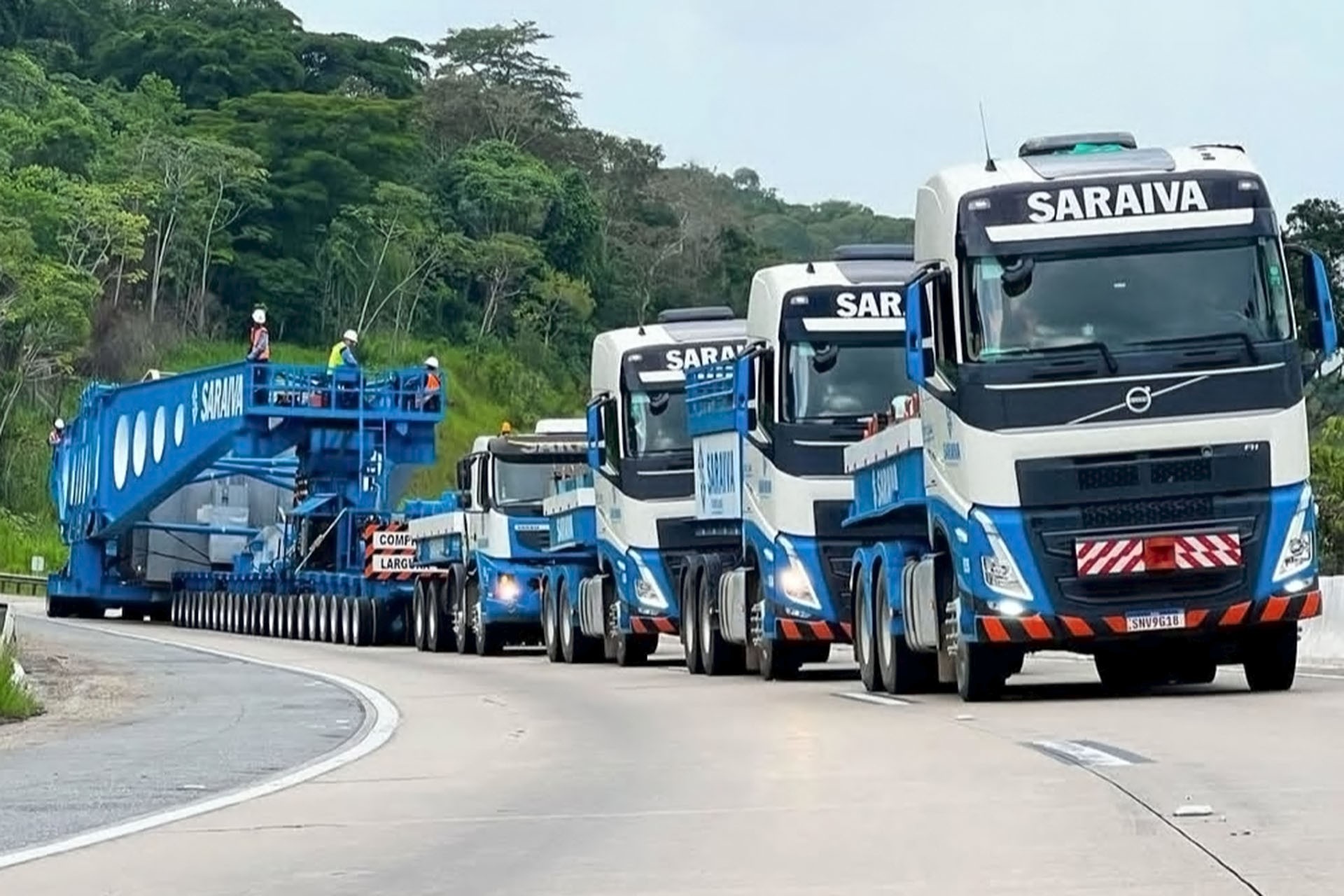 Supercarreta do transformador tem 114 metros, 57 eixos e pesa 600 toneladas