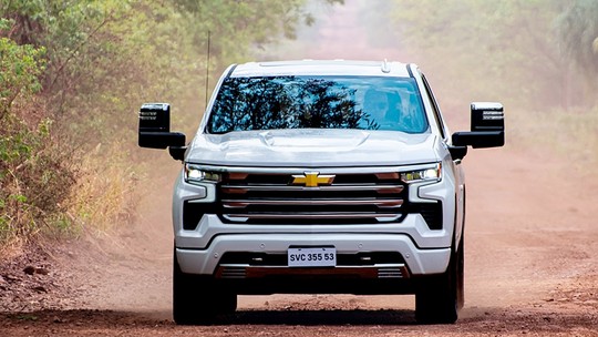 Chevrolet Silverado desafia o Pantanal para tentar se provar melhor do que Ford F-150; teste