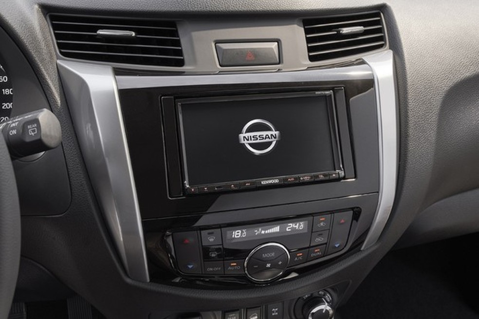 Multimídia é da Kenwood em algumas versões, mas pode dar lugar ao sistema Nissan (Foto: Jason Vogel) — Foto: Auto Esporte