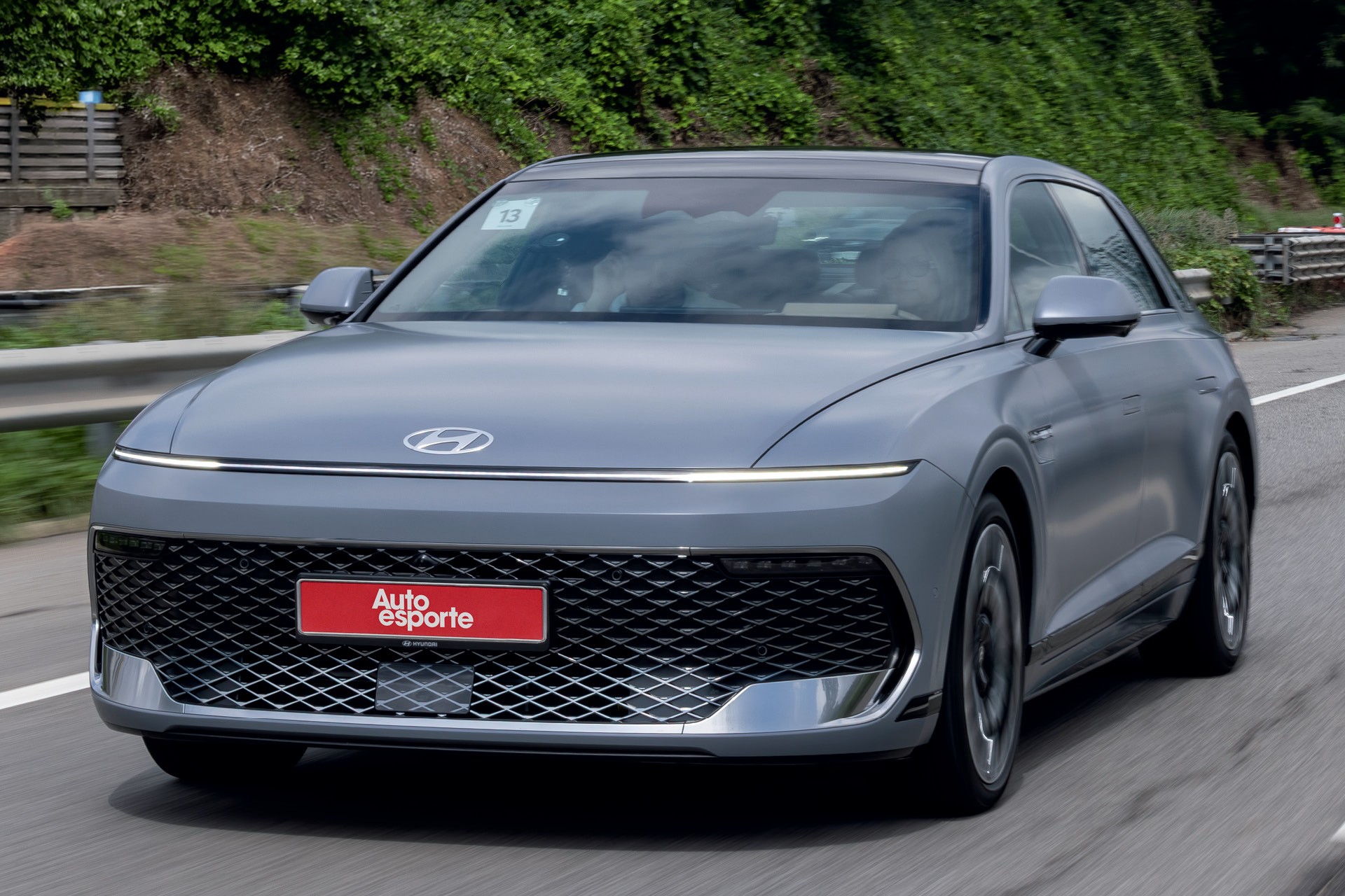 Teste: Hyundai Azera 2027 é nave híbrida com suspensão que prevê buracos