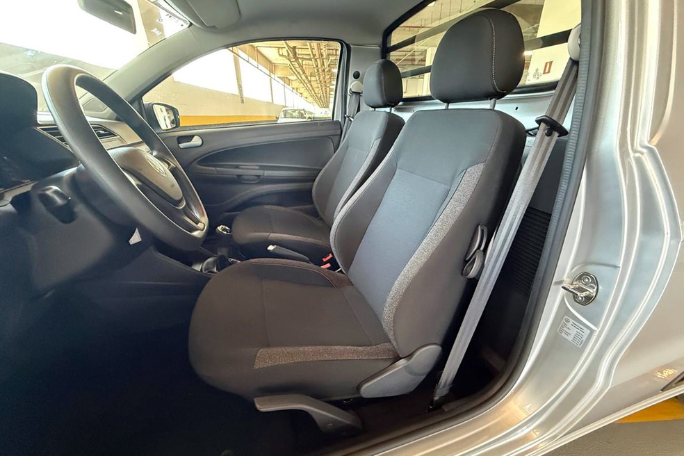 Volkswagen Saveiro Robust com cabine simples tem pouco espaço atrás dos bancos — Foto: André Paixão/Auto News Brasil