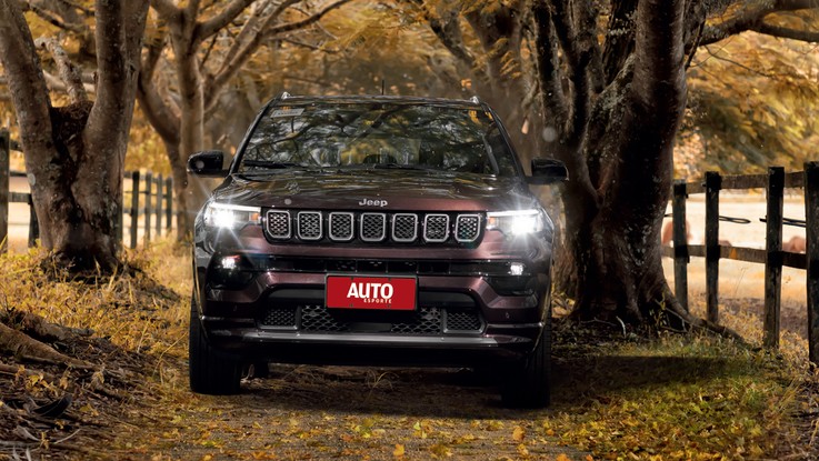 Jeep Compass Série S - Dianteira tem novo para-choque (o que aumentou o ângulo de entrada do SUV), faróis full-LED e grade com leve curvatura; o painel de instrumentos agora é digital com tela de 10,25"