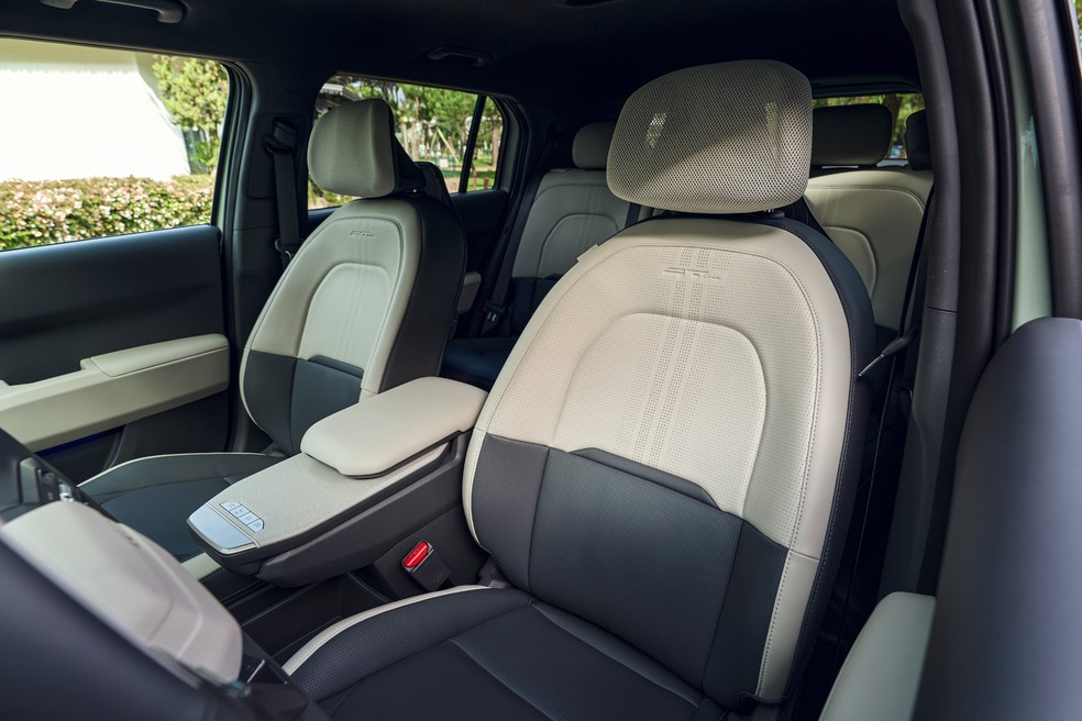 Kia EV3 tem padrão de bancos e acabamento em dois tons — Foto: Divulgação
