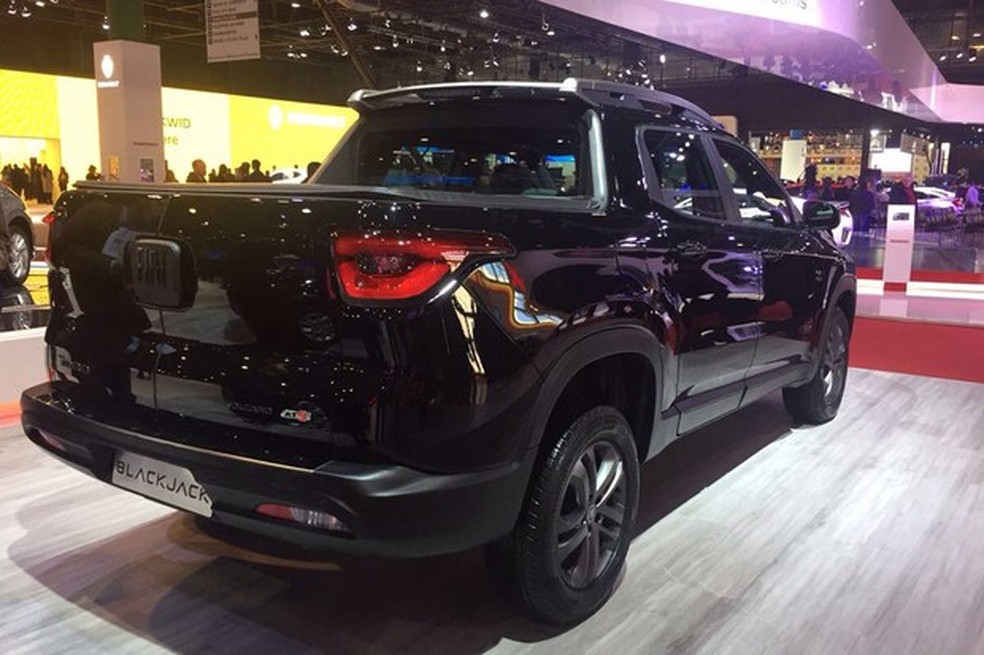Os cromados ficam de fora, enquanto até o emblema da Fiat tem acabamento preto (Foto: Michelle Ferreira/Auto News Brasil) — Foto: Auto Esporte