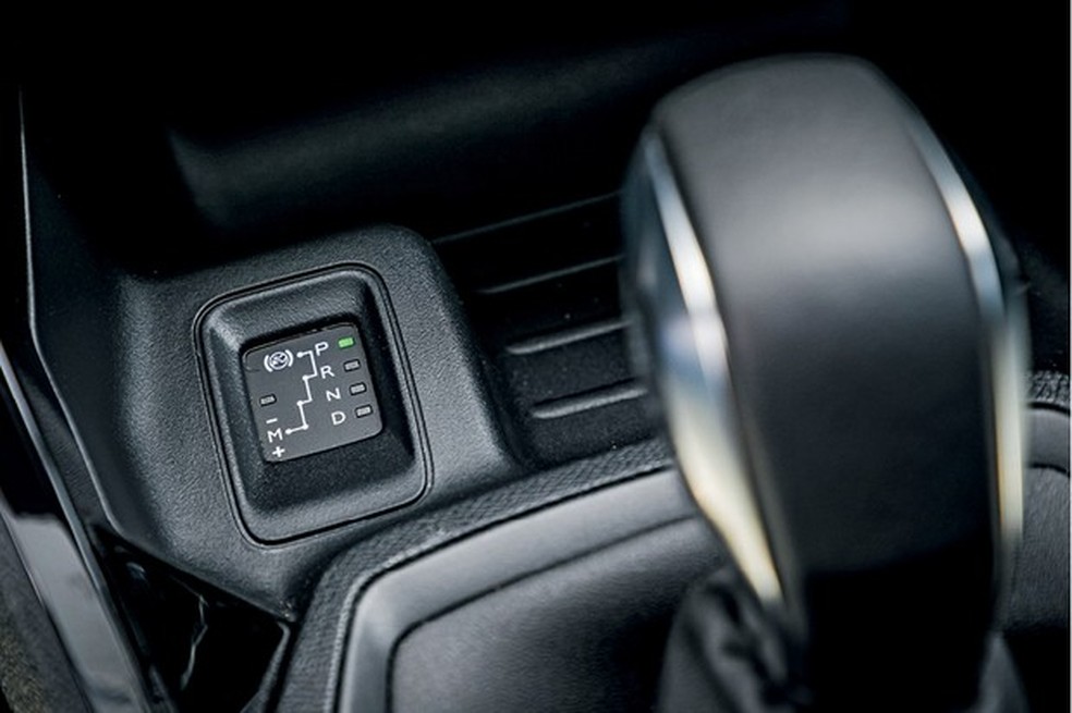 O único ponto que não é high tech é o indicador de marcha selecionada ao lado do câmbio (Foto: Rafael Munhoz) — Foto: Auto Esporte