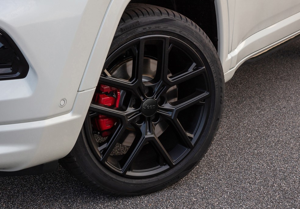Rodas de 19 polegadas têm novo desenho no Jeep Compass   — Foto: Divulgação