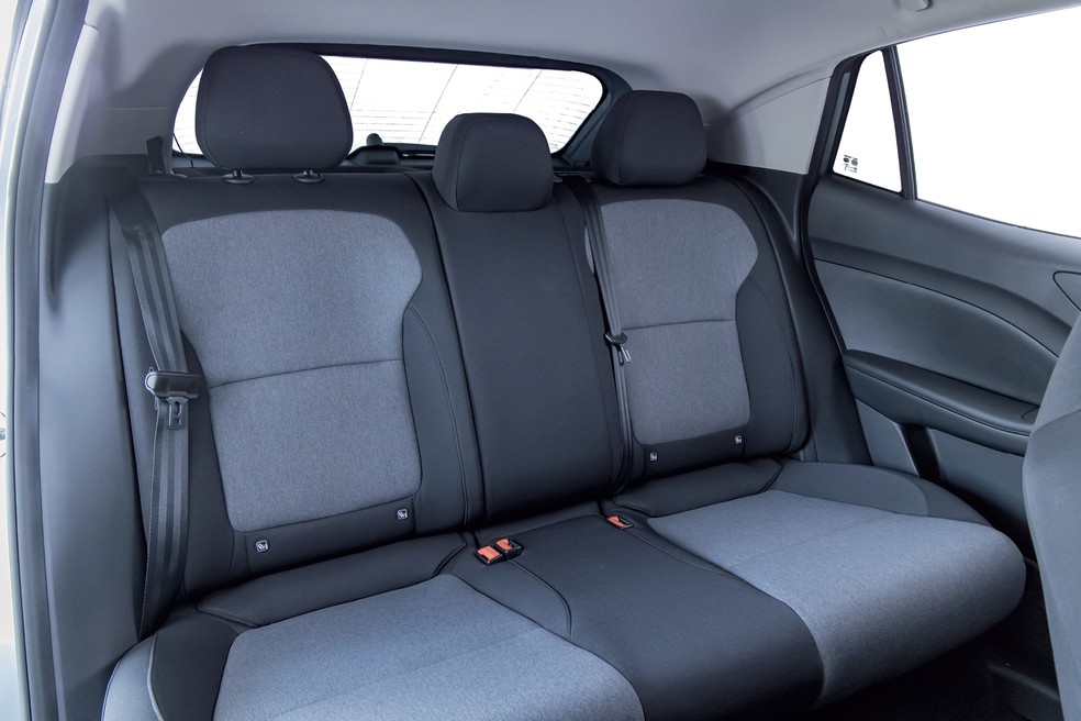 MG4 Urban Luxury leva quatro ocupantes com conforto. Um eventual quinto ocupante ficará apertado na cabine — Foto: Renato Durães/Autoesporte