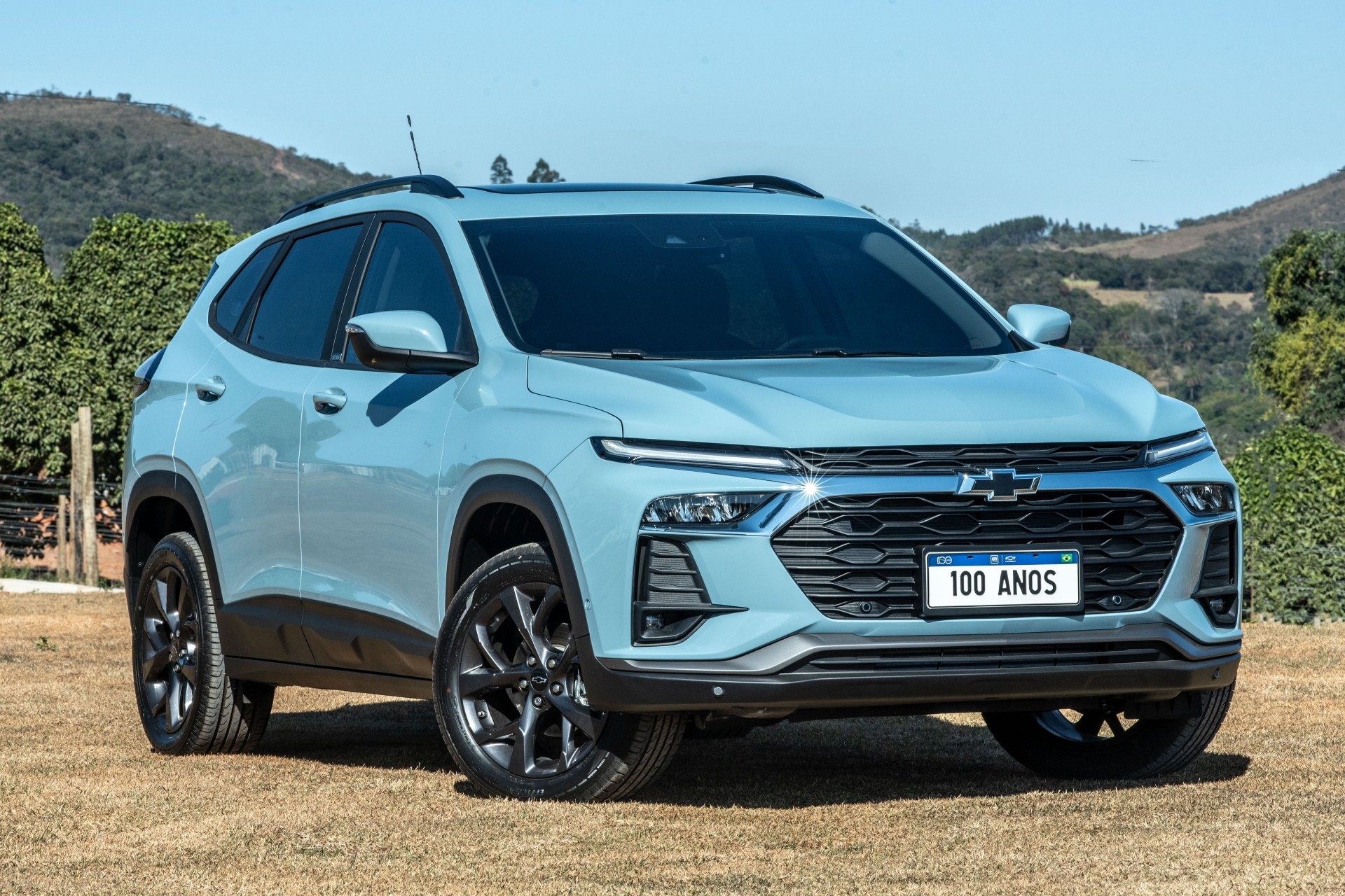 Chevrolet Tracker e Onix têm edição especial de 100 anos com cor exclusiva
