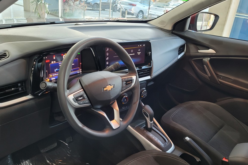 Chevrolet Tracker LT tem interior mais simples, com bancos em tecido  — Foto: Lucas Cardoso/Auto News Brasil