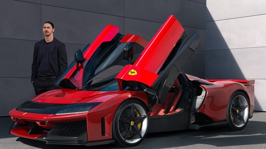 Ibrahimović faz aniversário e se presenteia com Ferrari de R$ 22 milhões