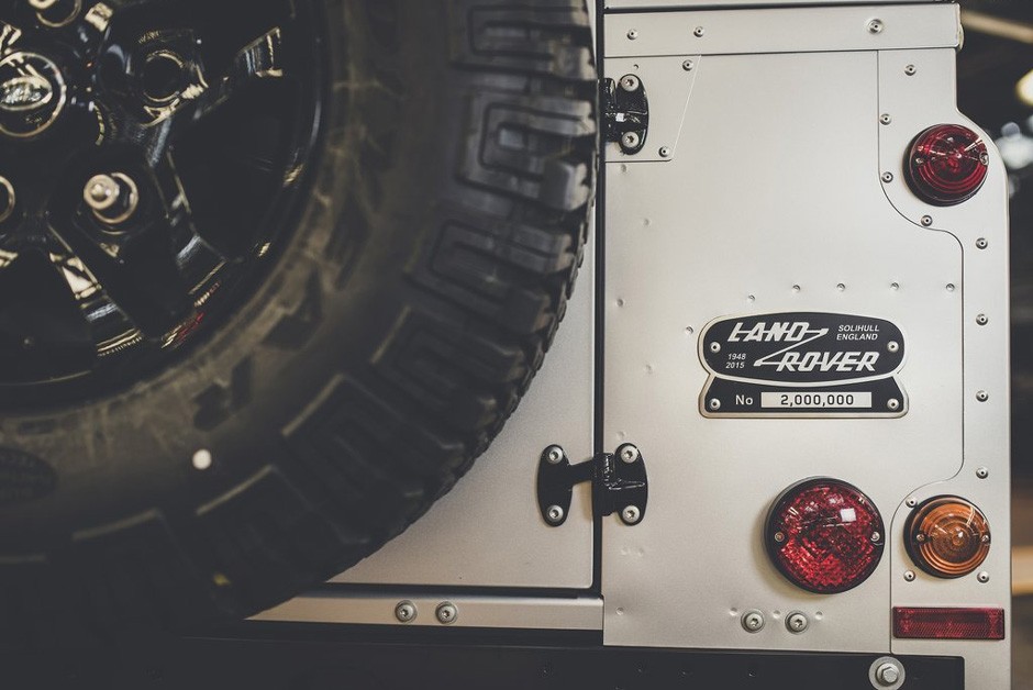 Land Rover Defender 2.000.000