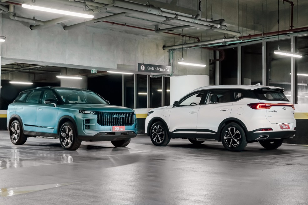Jaecoo 7 Prestige e Caoa Chery Tiggo 7 PHEV são duas versões do mesmo carro — Foto: Renato Durães/Auto News Brasil