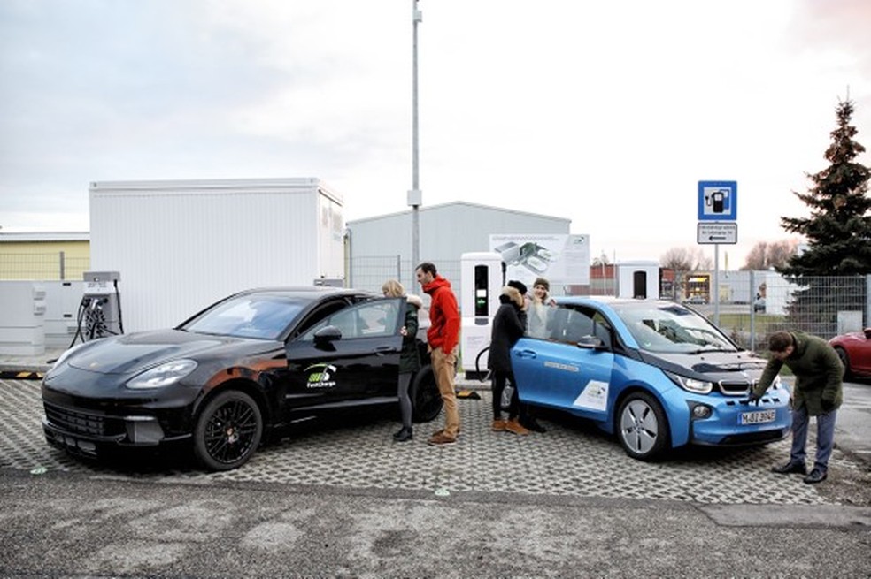 Estação de recarga ultrarrápida da Porsche e BMW em ação na Alemanha (Foto: DIvulgação/BMW) — Foto: Auto Esporte