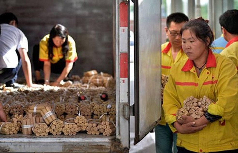 Chinês compra carro de luxo e paga R$ 331 mil em moedas (Foto: Divulgação) — Foto: Auto Esporte