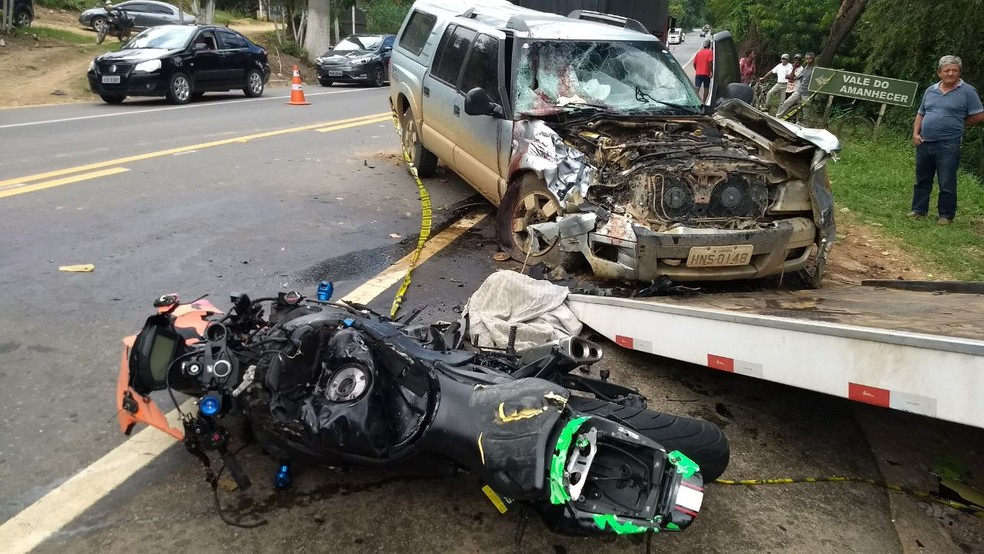 Motociclista morreu ao colidir com caminhonete na BR-116 no domingo de carnaval — Foto: Wellington Silveira/InterTV dos Vales