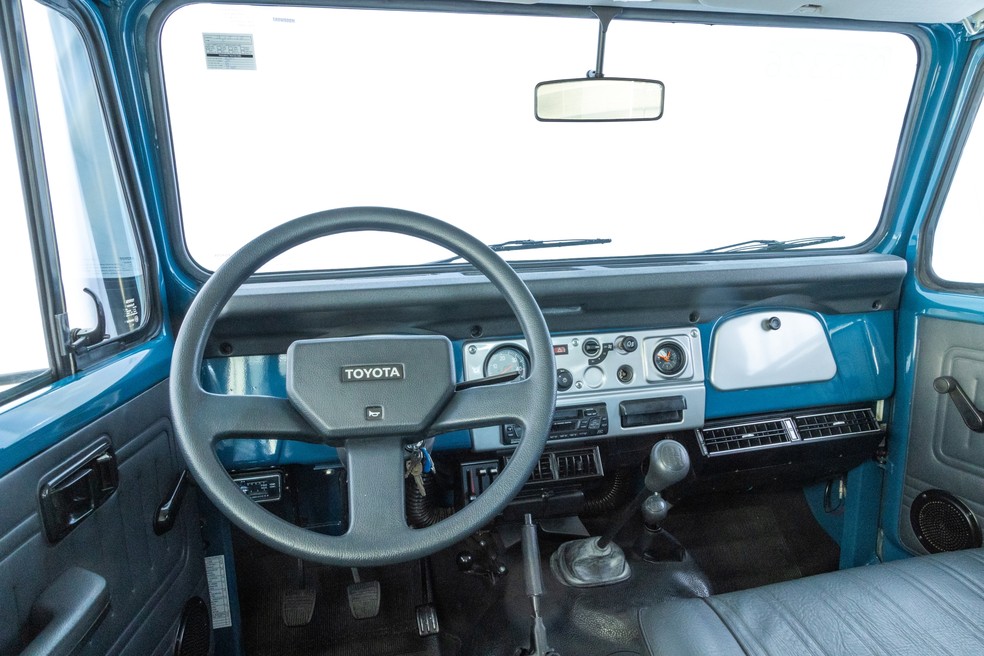 Toyota Bandeirante de 2001 tem o câmvio manual  — Foto: Renato Durães