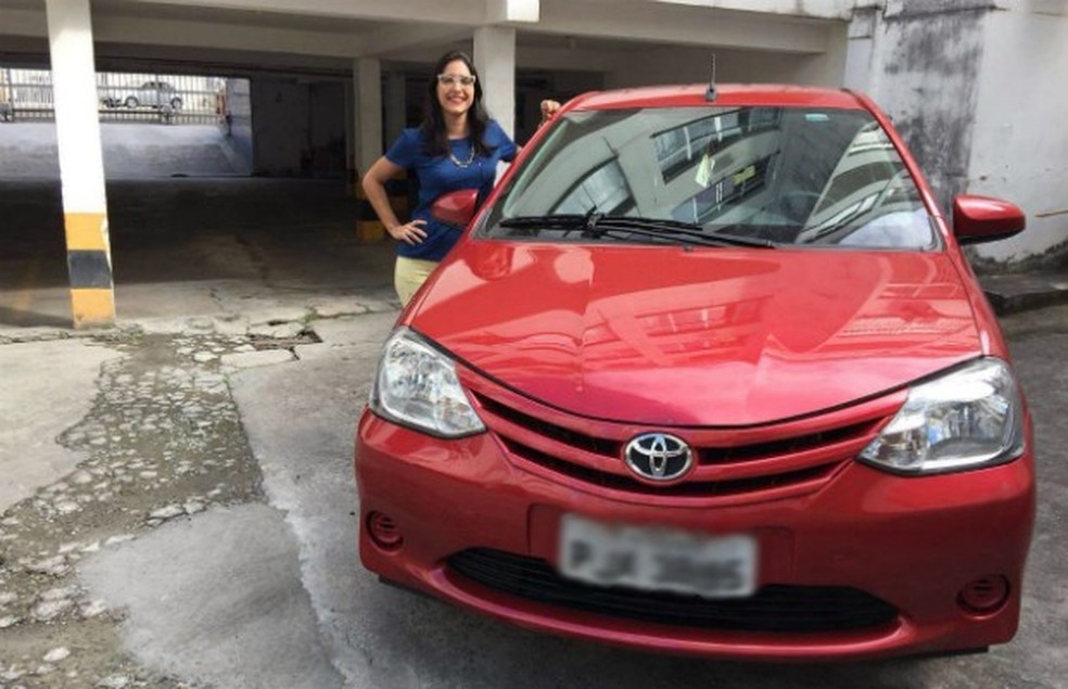A leitora Bruna Gomes com seu Toyota Etios hatch 1.3 X (Foto: Arquivo Pessoal) — Foto: Auto Esporte