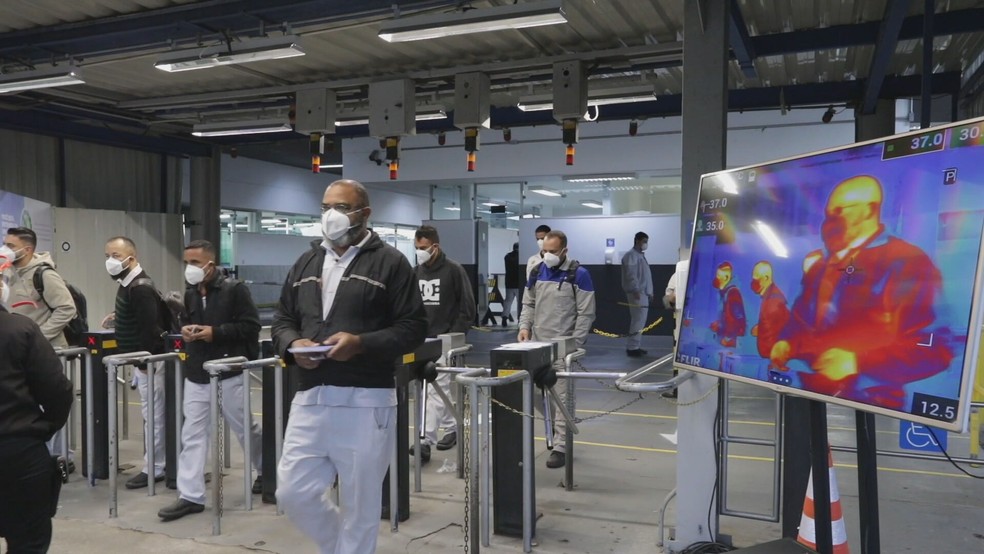 Câmeras monitoram temperatura de funcionários em fábrica da Fiat em Betim, na Grande BH — Foto: TV Globo/Reprodução 