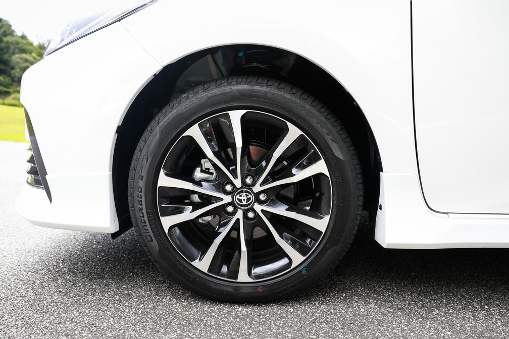 Corolla adota rodas de 17 polegadas nas versões mais caras — Foto: Fabio Tito/G1