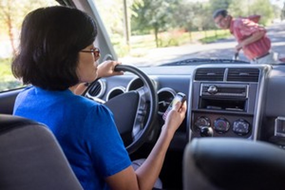 Distração ao volante (Foto: Shutterstock) — Foto: Auto Esporte