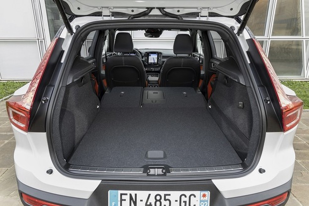 Porta-malas de 460 litros é um dos menores entre os rivais: Q3 (530 l), X1 (505 l) e Evoque (591 l) (Foto: Divulgação) — Foto: Auto Esporte