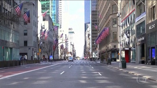 Times Square vira ponto de parada para fãs de carros e motos; FOTOS