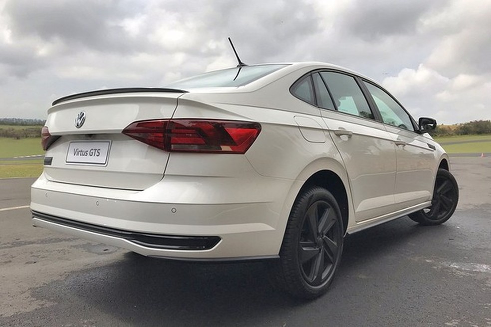 Sedã não tem lanternas de LED nem escapes (Foto: Diogo de Oliveira/Auto News Brasil) — Foto: Auto Esporte