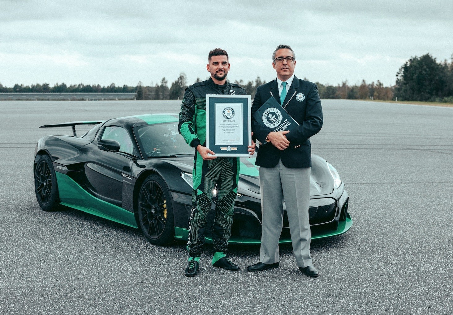 Carro elétrico mais rápido do mundo quebra recorde e atinge velocidade inacreditável… de ré