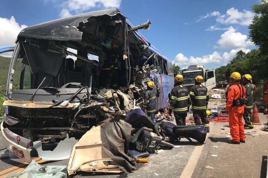 Acidente entre ônibus e carreta no estado de Goiás